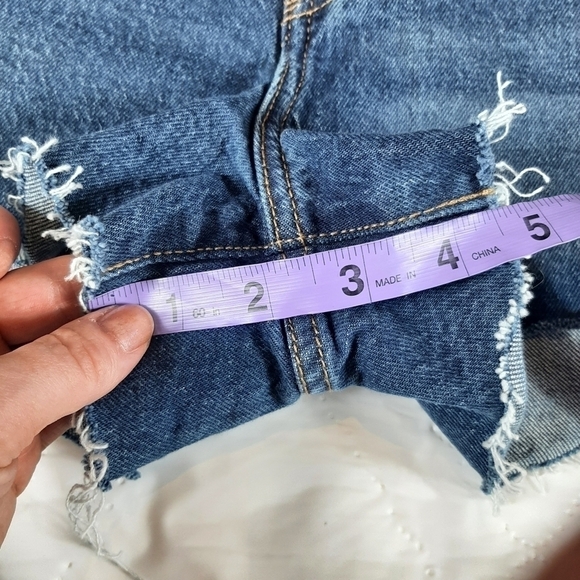 Levi's Ribcage Denim Shorts High Rise Buttonfly Distressed Size 25​​​​​​​​​​​​​ - Picture 14 of 14